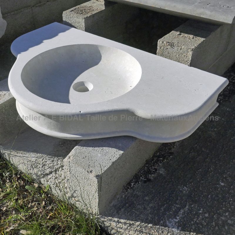 Bel évier pour salle de bain en pierre de taille - Atelier Alain BIDAL (Provence)