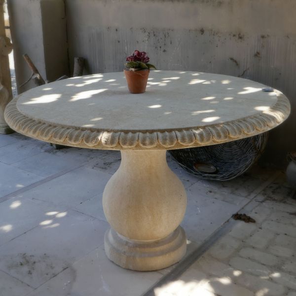 Table de jardin | Table en pierre pour l'extérieur par le tailleur de pierre Alain Bidal.