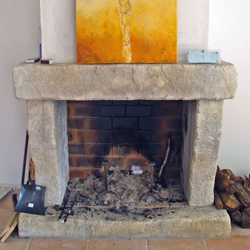 Cheminée classique de type rustique pour la décoration de la maison - Atelier Alain BIDAL (Provence)