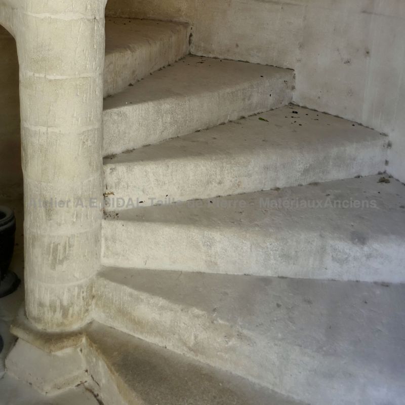 Bel escalier en pierre de taille | Escalier sur mesure confectionné en pierre naturelle