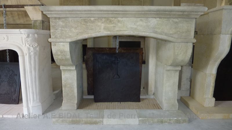 Cheminée Louis XV de campagne en pierre de taille - Atelier Alain BIDAL (Provence)