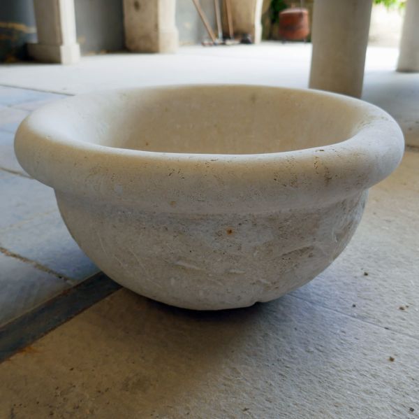 Vasque ronde de salle de bain en pierre naturelle par le tailleur de pierre Alain BIDAL