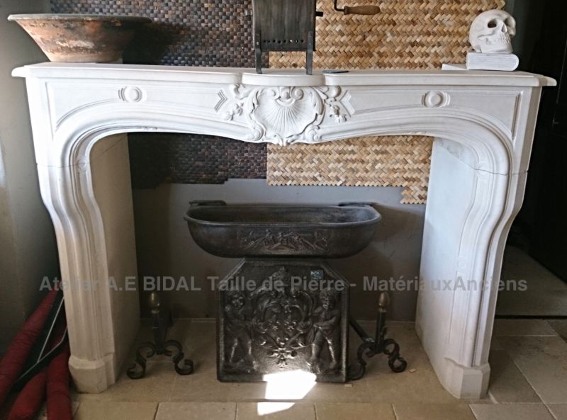 Cheminée en pierre de style rustique - réédition d'une cheminée d'époque Louis XV - Atelier Alain BIDAL