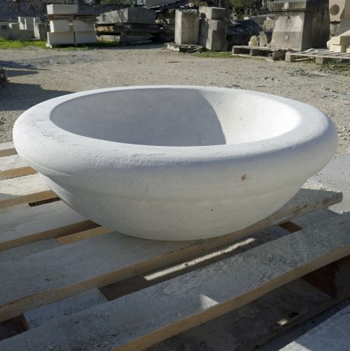 Vasque en pierre naturelle : charmant petit évier rond pour salle de bain par le tailleur de pierre Alain BIDAL