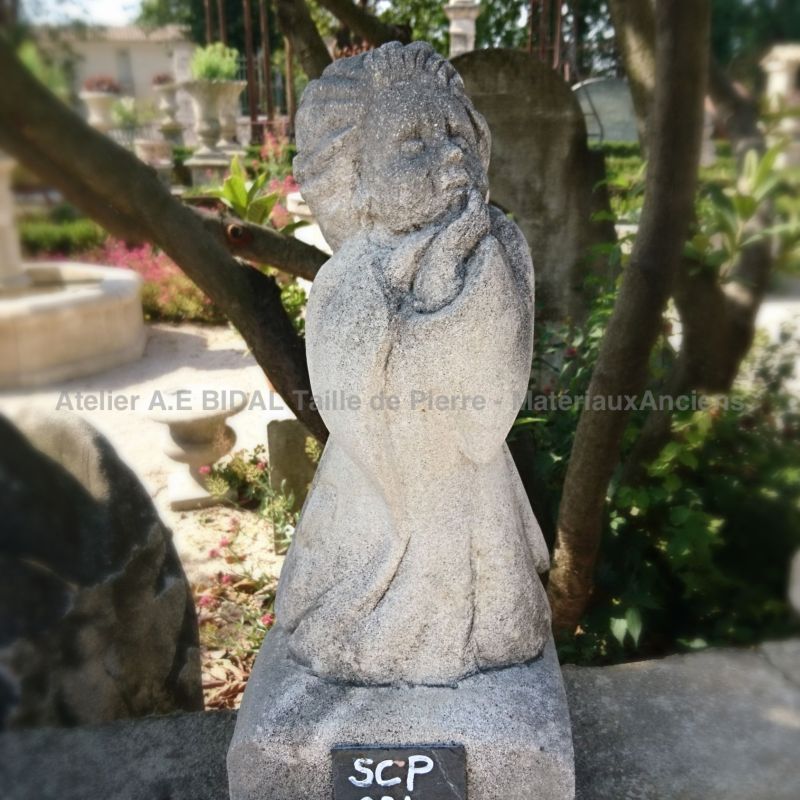Statue décorative en taille de pierre naturelle représentant un petit ange.