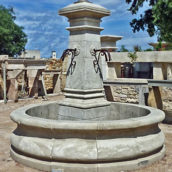 Large central fountain of Provence in carved limestone by the atelier Alain BIDAL (Provence)