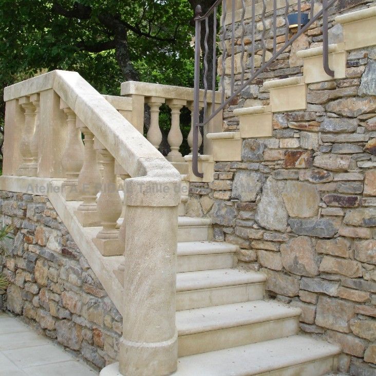 Very lovely exemple of stairs in natural Freestone
