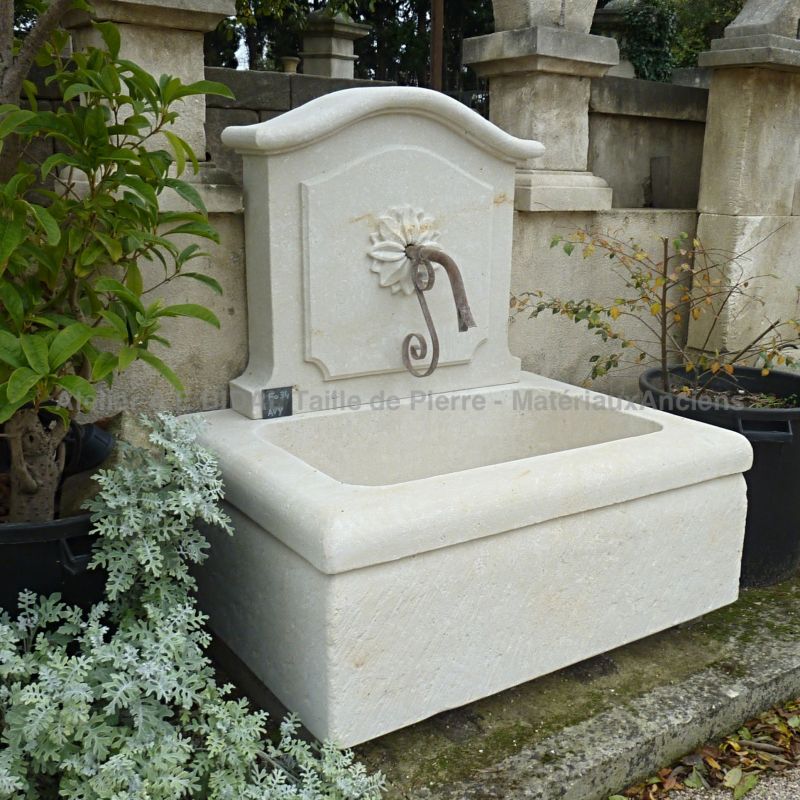 Fontaine en pierre taillée dans notre atelier de taille de pierre provençal.