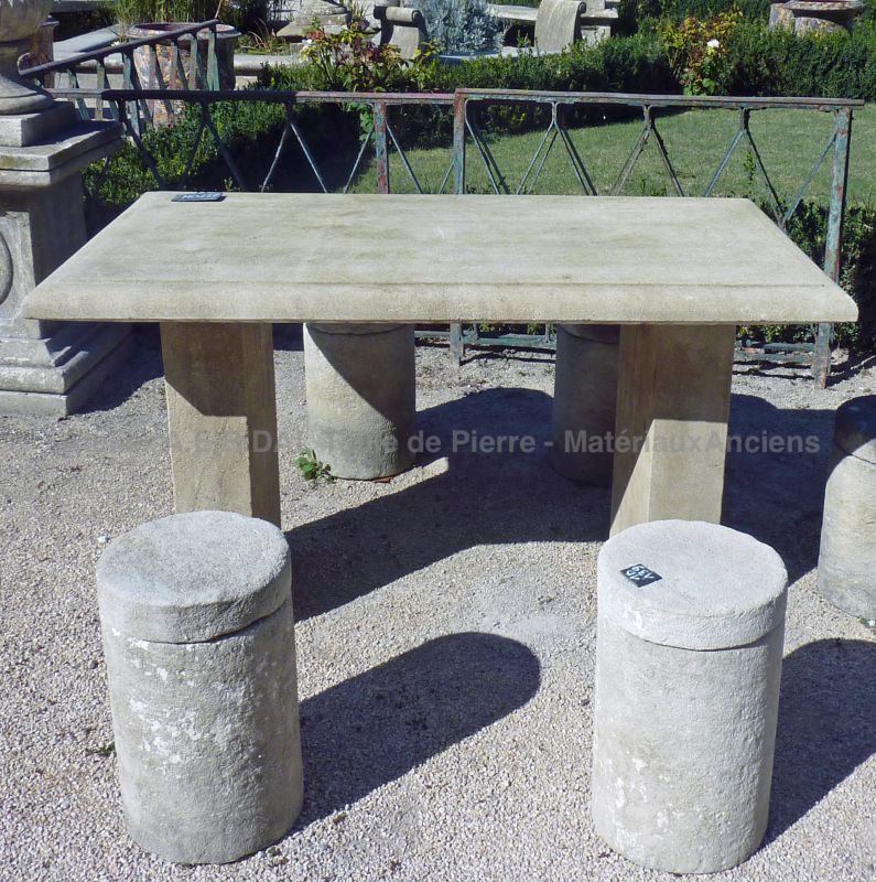 Petite table en pierre de forme rectangulaire pouvant éventuellement faire office de bureau.