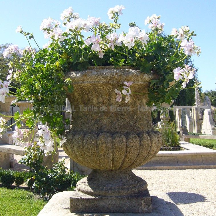 Magtnifique vase en pierre de la famille des vases en pierre Médicis.