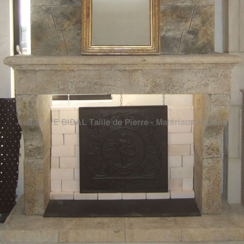 Hand-crafted mantelpiece : a traditional Provence fireplace in stone - Atelier Alain BIDAL (Provence)