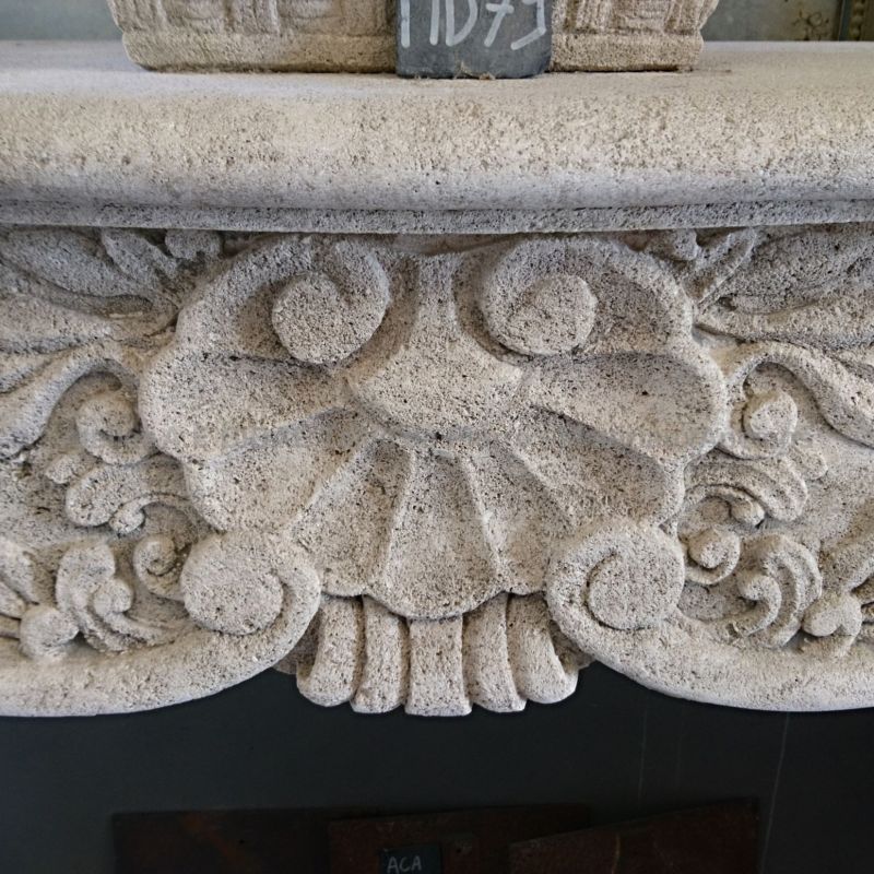 Superbe coquille sculptée à la main par le tailleur de pierre Alain Bidal sur cette cheminée Régence.