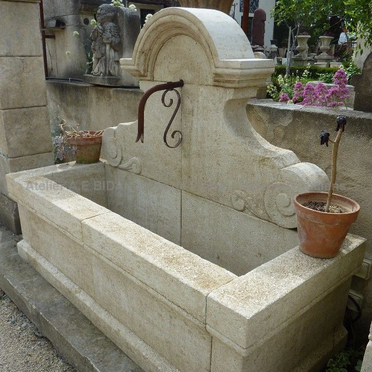 De notre artisan tailleur de pierre spécialisé dans la taille de la pierre d'Avy : belle fontaine de jardin.