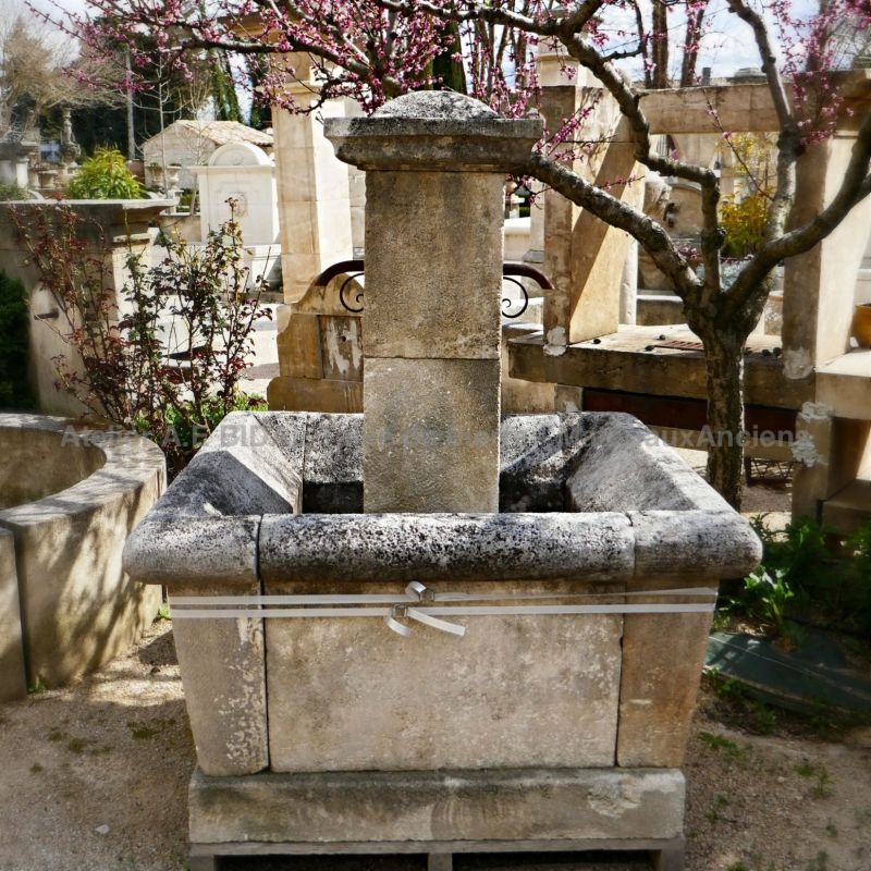 Belle fontaine de village en pierre naturelle réalisée par l'artisan tailleur de pierre Alain Bidal.