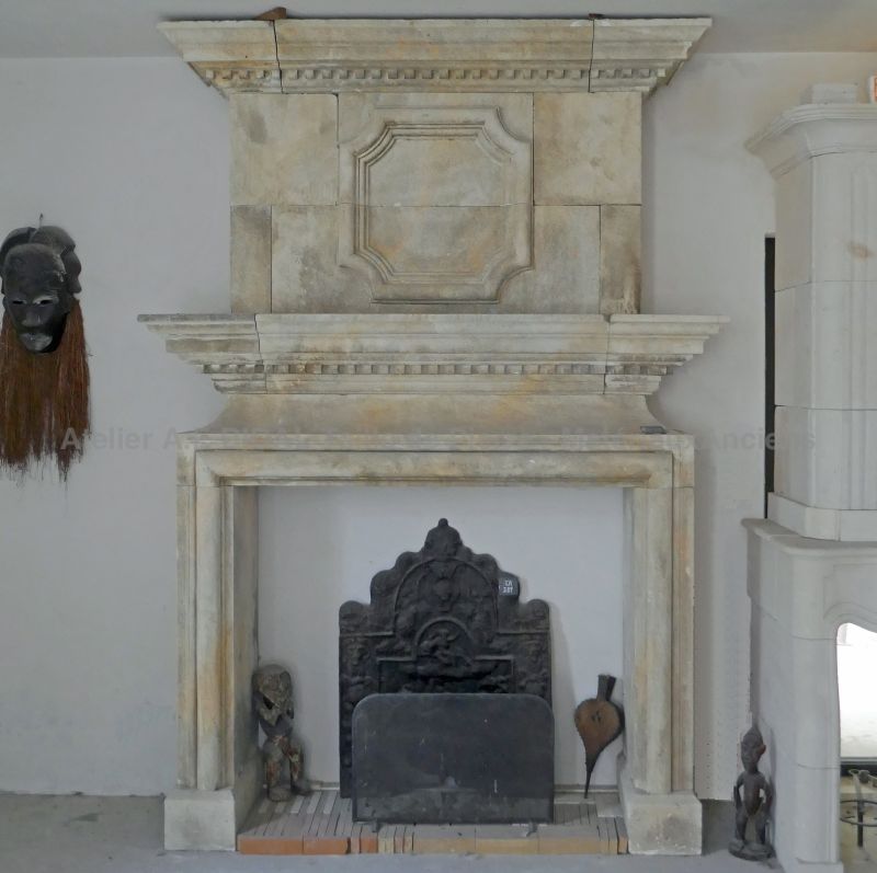 Majestueuse cheminée en pierre d'inspiration Louis XIII créée en Provence - Atelier Alain BIDAL (Provence)