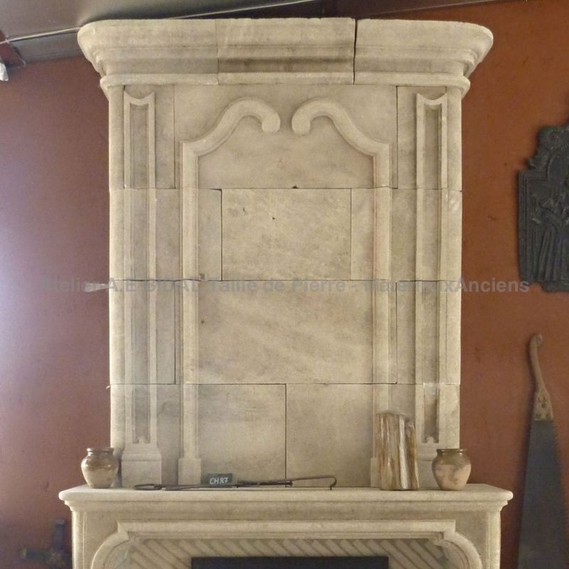 Fireplace in carved limestone by the craftsmen of the Atelier Alain BIDAL (Provence)