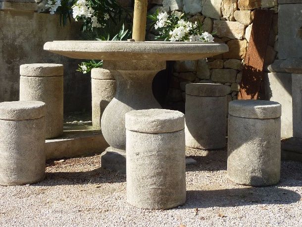 Fabrication artisanale de bancs et tables en pierre de taille - Atelier Alain Bidal (Provence)
