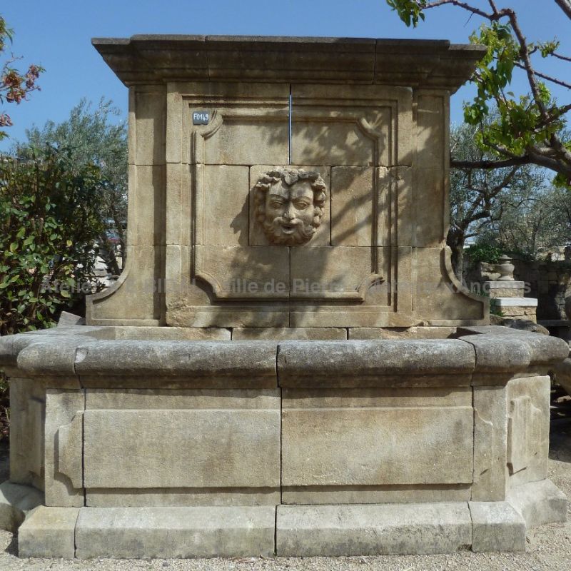 Belle fontaine de jardin avec sculpture en pierre taillée de l'artisan tailleur de pierre de notre atelier Bidal du Vaucluse.