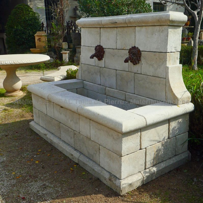 Provence fountain hand-carved in frost-resistant limestone : Atelier Alain BIDAL (Provence)