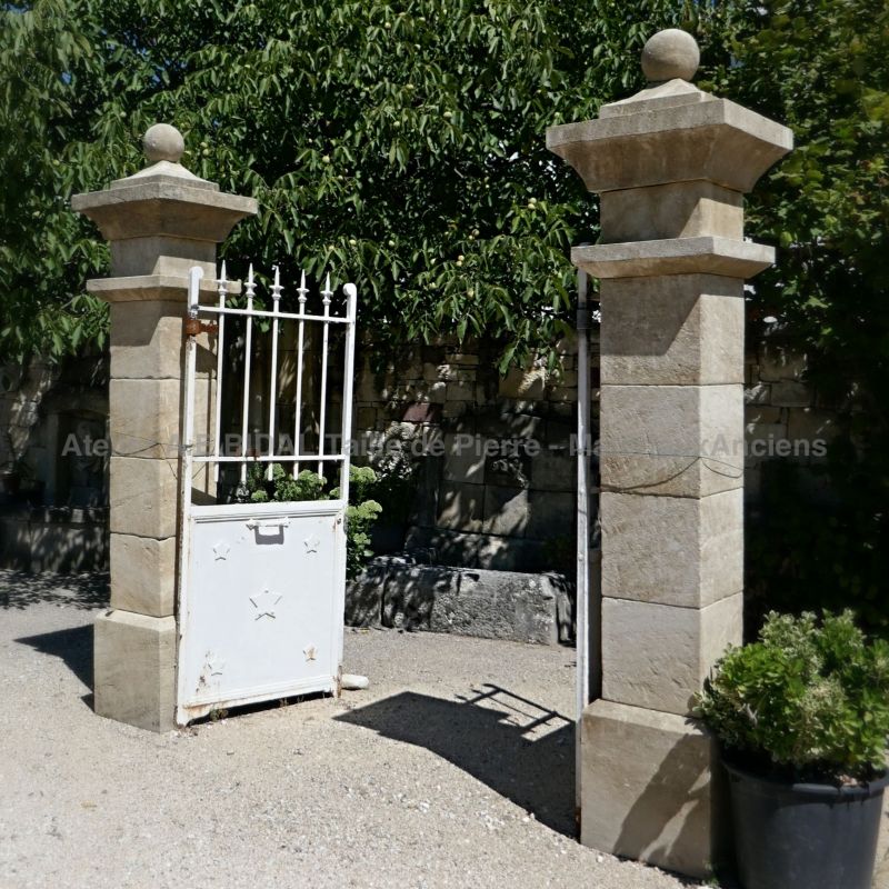 Piliers en pierre de Provence | Paire de piliers réalisés par un seul et même artisan : le tailleur de pierre de l'entreprise artisanale Bidal.