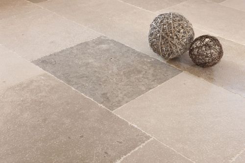 Très beau dallage rustique - dallage en pierre de taille de Dordogne Limeyrat