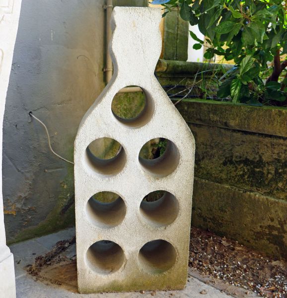 Décoration originale en pierre naturelle : porte bouteille de l'Atelier Bidal en Provence