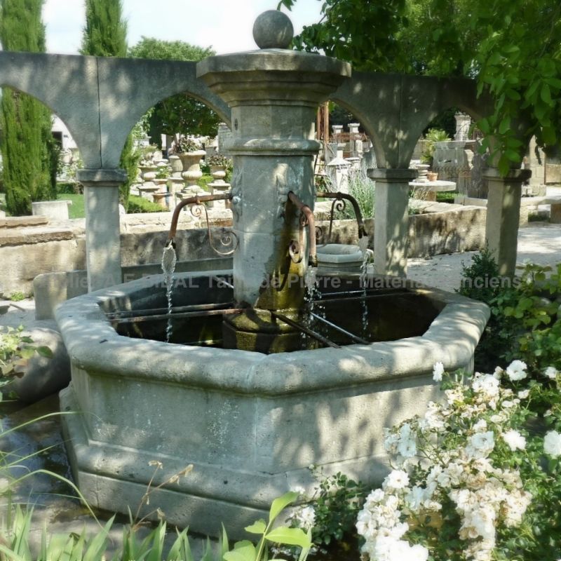 Exceptional central fountain of Provence in stone by the Alain Bidal stone-cutting workshop (Provence)