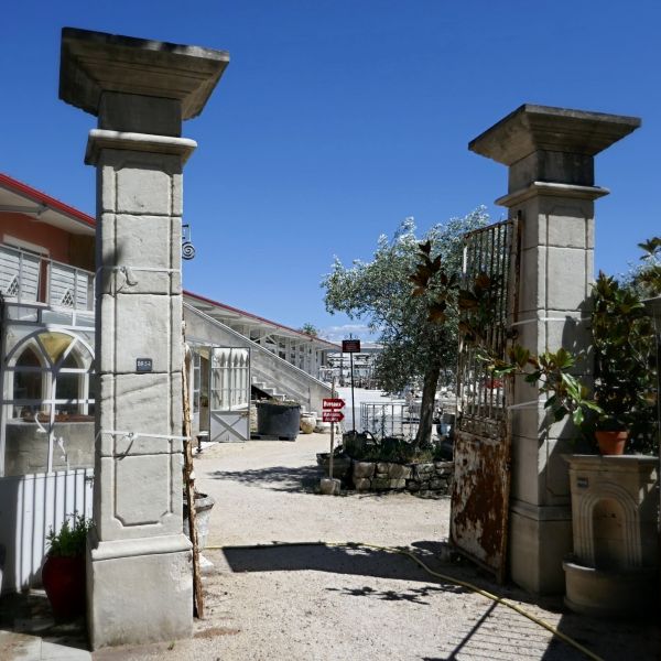 Vue de notre paire de piliers en pierre de taille - un élément d'architecture réalisé avec succès par notre tailleur de pierre Alain Bidal