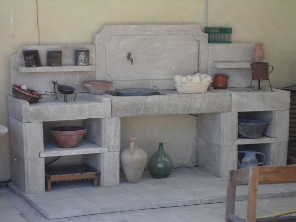 Traditional Provence summer kitchen in carved limestone - Atelier Alain Bidal (Provence)