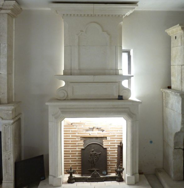 Cheminée Louis XIII en pierre d'estaillades: une pierre naturelle de Provence - Atelier Alain BIDAL (Provence)