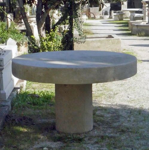 Charmante table en pierre rustique pour un jardin design - Mobilier de jardin signé Atelier Alain BIDAL