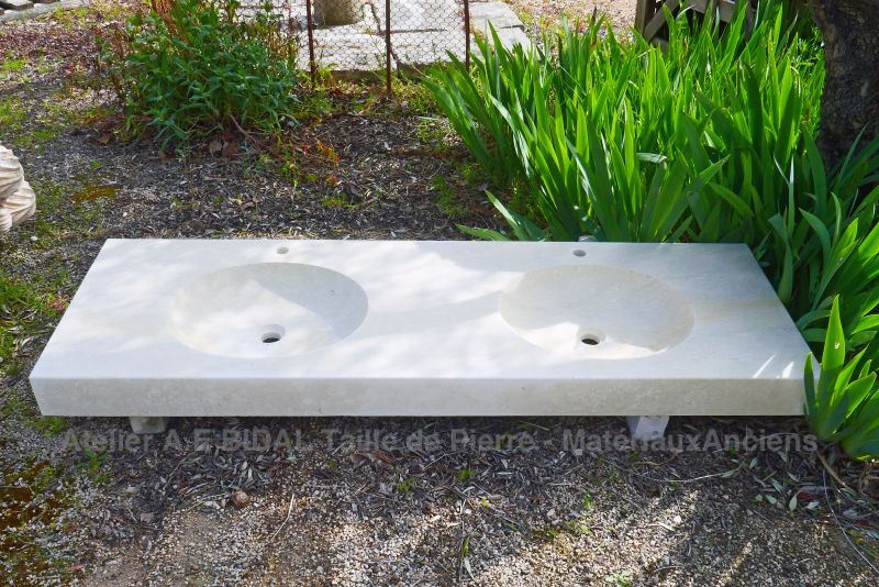 Double vasque en pierre pour salle de bain : fabrication sur mesure Atelier Alain BIDAL (Provence)