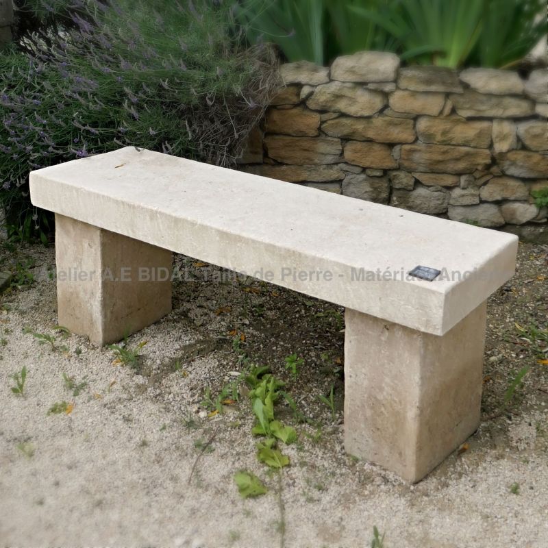 Petit banc en pierre naturelle pour aménagement du jardin | Taille de pierre soignée de l'Atelier Alain Bidal.