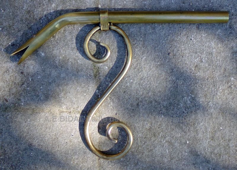 Bec de fontaine : Sortie d'eau de style bec de canard avec volute en laiton - Atelier Alain BIDAL (Provence)