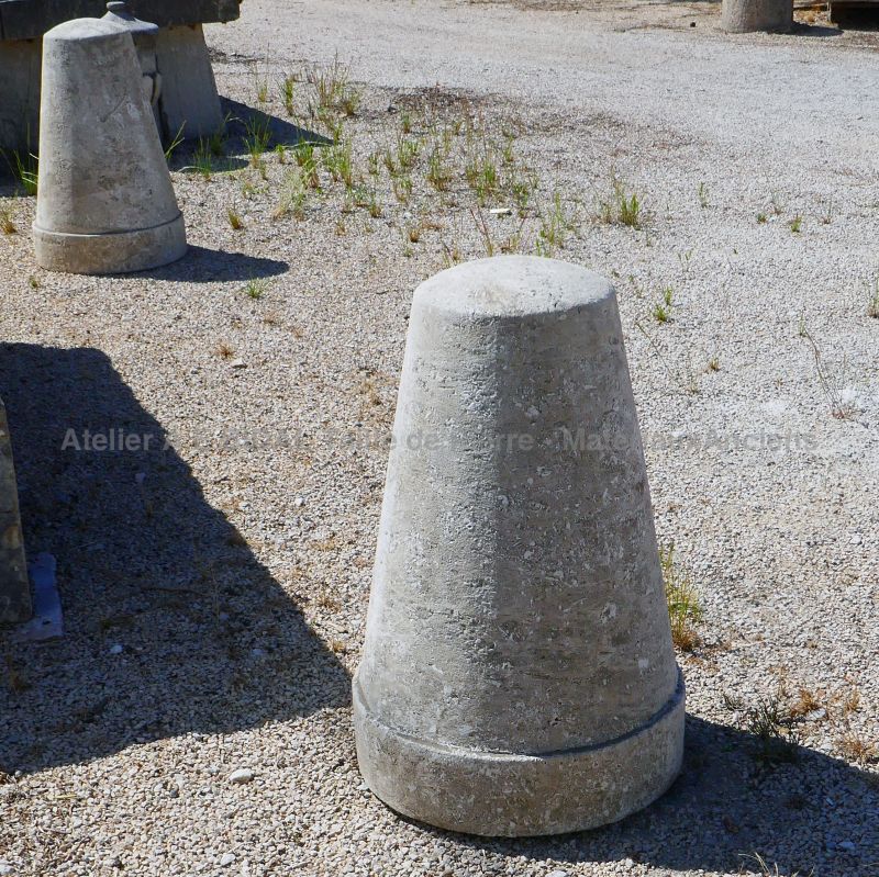 Borne conique en pierre naturelle - Atelier Alain Bidal (Provence)