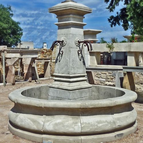 Large fontaine centrale en pierre de taille pour aménagement extérieur - Atelier Alain BIDAL (Provence)