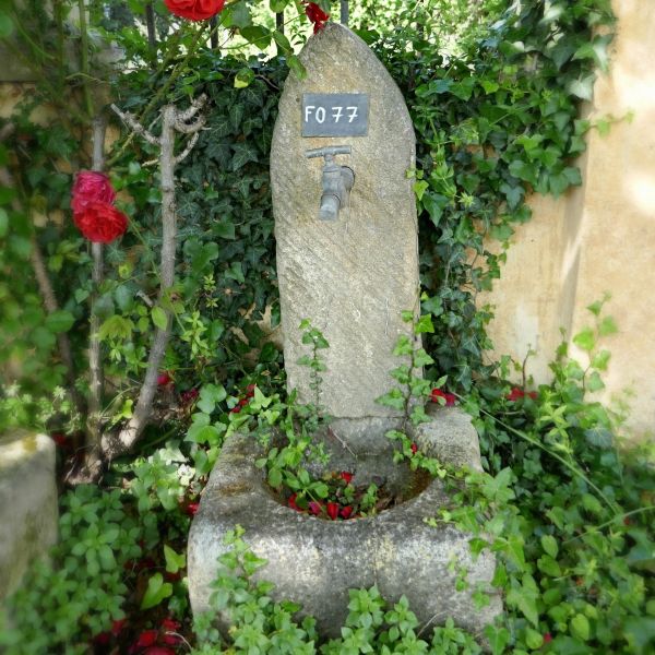 Rustic stone fountain by the artisan stone-cutter in Provence Alain BIDAL (Isle-sur-la-Sorgue)