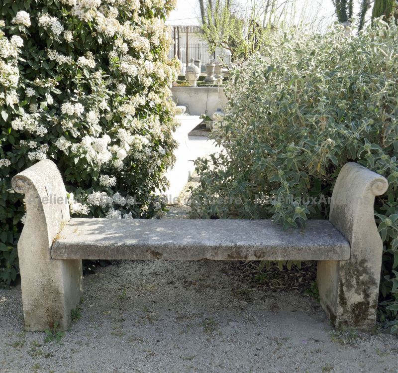 Banc en pierre - Mobilier du jardin en pierre de taille de l'Atelier Alain BIDAL (Provence)