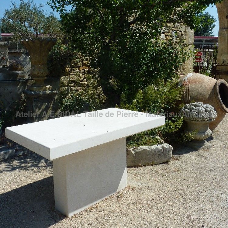 Meubles et déco en pierre : table en pierre d'extérieur - Atelier Alain BIDAL (Provence)
