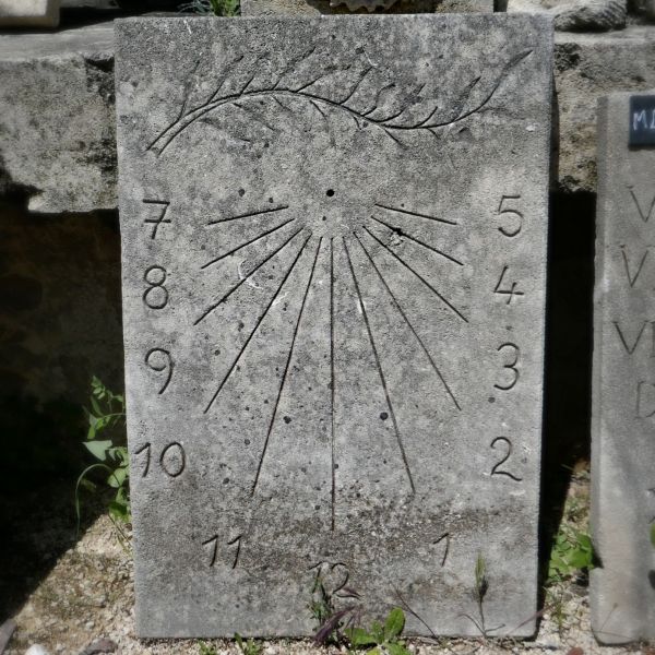 Très beau modèle de cadran solaire en pierre dessiné et réalisé par l'atelier de taille de pierre dirigé par l'artisan tailleur de pierre Bidal.