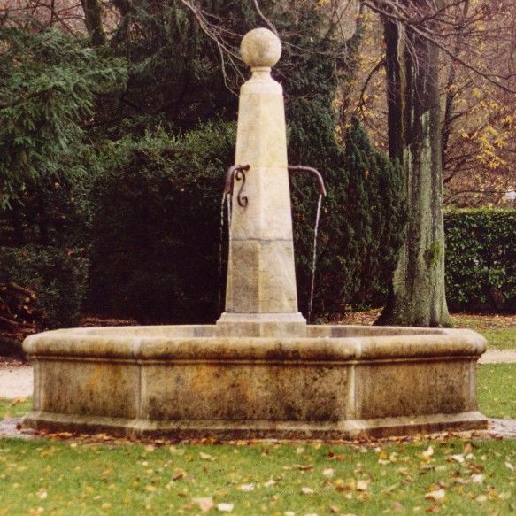 Large fontaine en pierre de jardin - un élément décoratif traditionnel de l'atelier Alain BIDAL (Provence)