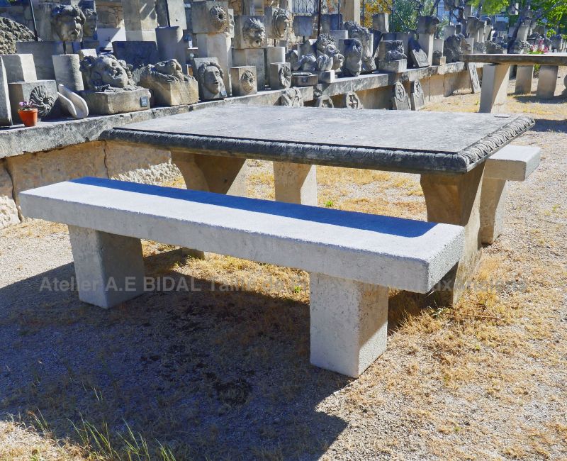 Long banc en pierre : banc de jardin en pierre naturelle vente en Provence chez l'Atelier Alain BIDAL