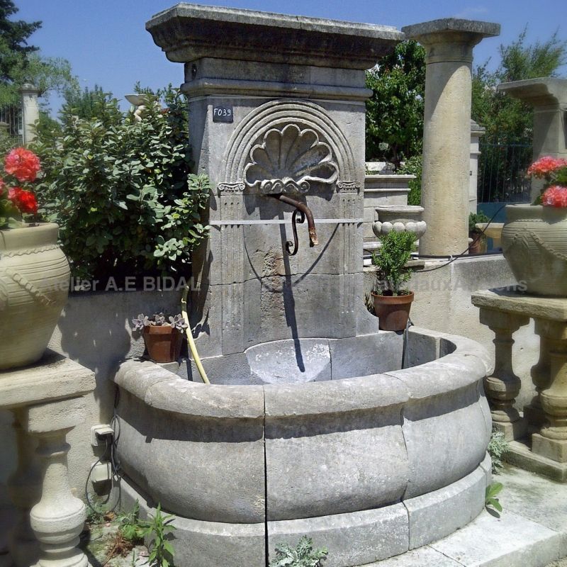 Fontaine en pierre naturelle | Fontaine murale d'extérieur de type provençal Alain bidal.