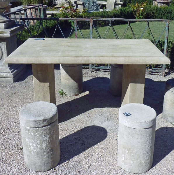 Petite table en pierre de forme rectangulaire pouvant éventuellement faire office de bureau.