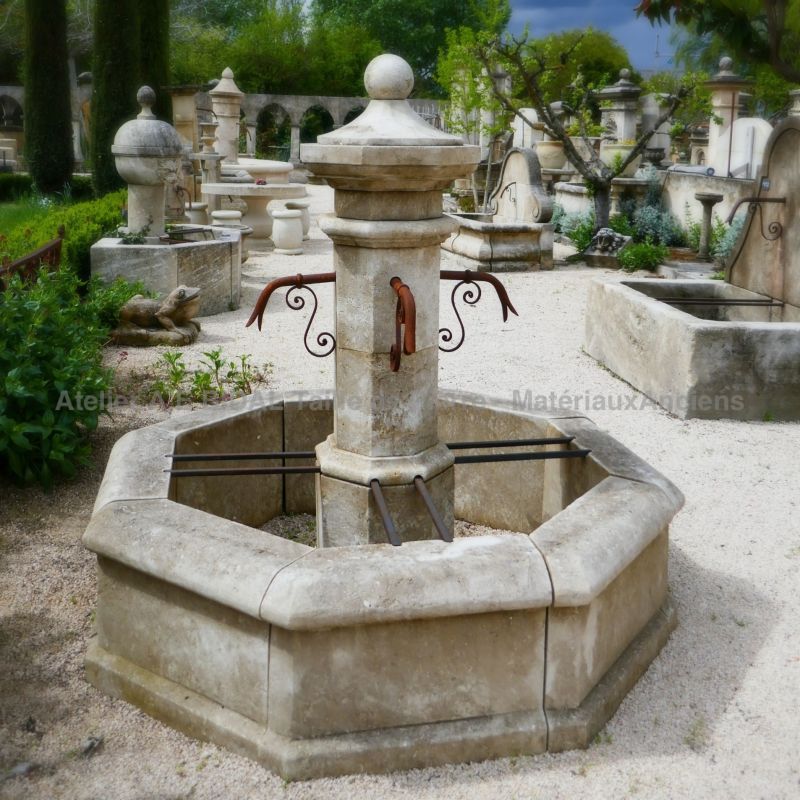 Fontaine de Provence en pierre naturelle | Fontaine centrale de création de l'atelier de taille de pierre Alain Bidal