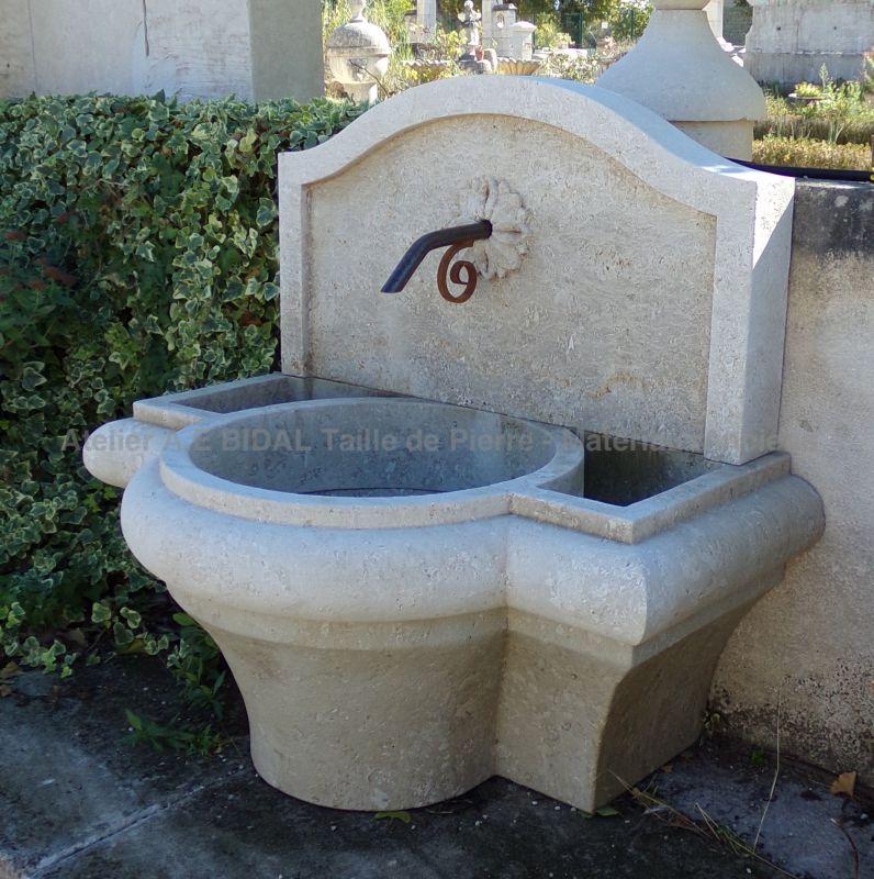 Fontaine de jardin en pierre naturelle taillée par notre tailleur de pierre - Atelier Alain BIDAL (Provence)
