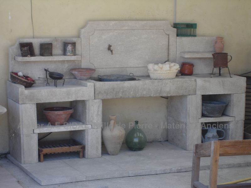 Traditional Provence summer kitchen in carved limestone - Atelier Alain Bidal (Provence)