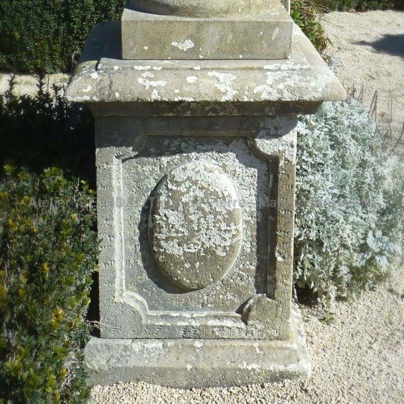 Socle en pierre de taille pour statue de jardin ou vase Médicis | Piédestal en pierre naturelle.