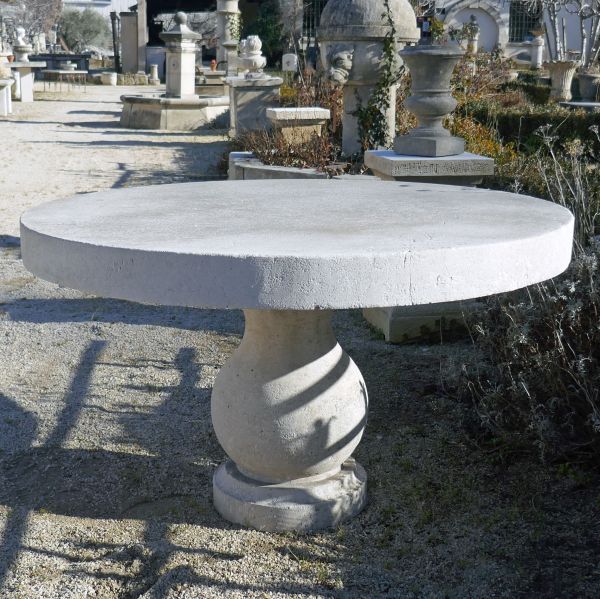 Belle table ronde en pierre naturelle, la pierre d'Avy - Alain Bidal artisan tailleur de pierre.