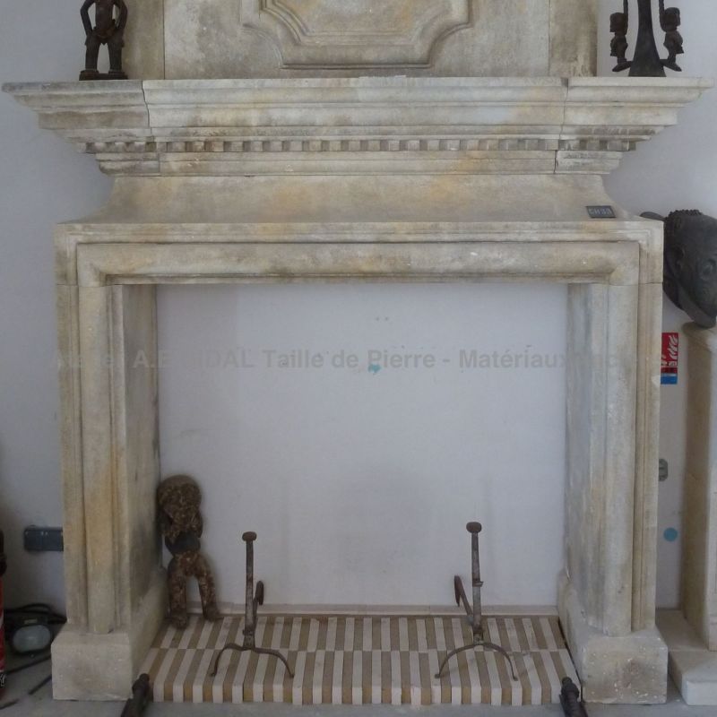 Cheminée en pierre de style Louis XIII, une création signée Atelier Alain BIDAL (Provence)